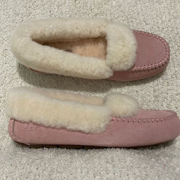 NIB- UGG - 7 - Picture 2 of 7